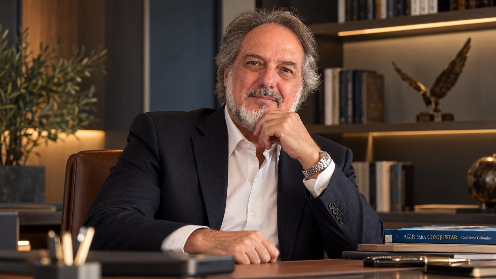 Guillermo Colombo sentado à mesa de trabalho em seu escritório